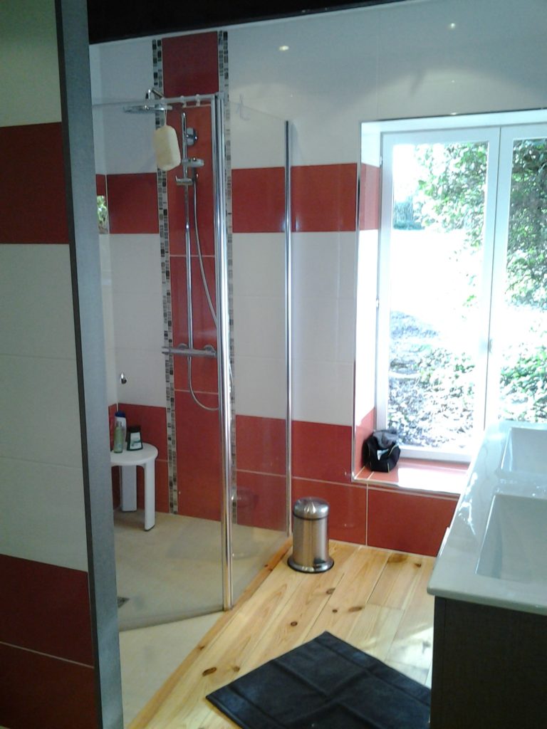 10-apres-renovaiton-salle-de-bain-douche-rouge-blanc-meillac