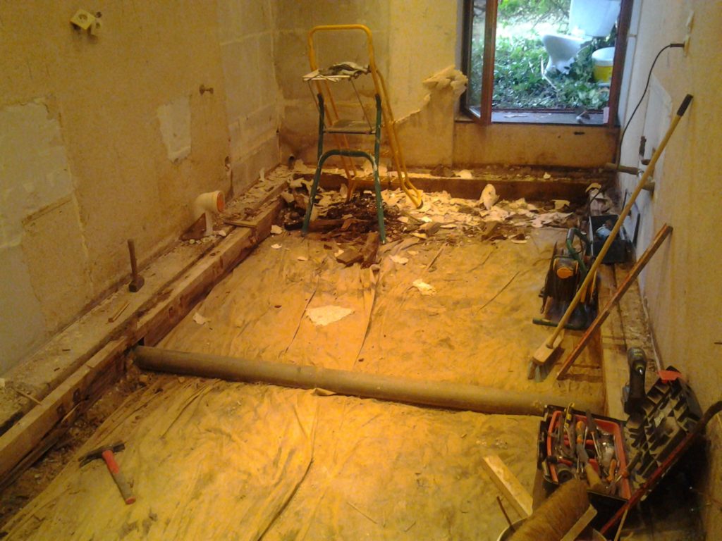 10-avant-renovaiton-salle-de-bain-douche-rouge-blanc-meillac